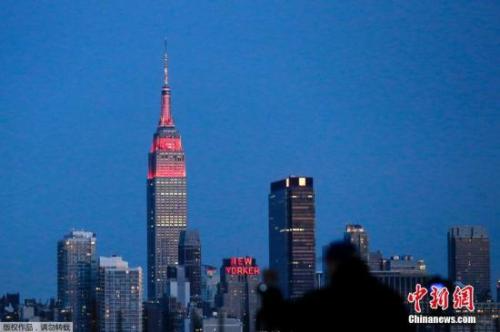资料图：美国纽约帝国大厦点亮金色和红色灯光，庆祝中国农历新年。