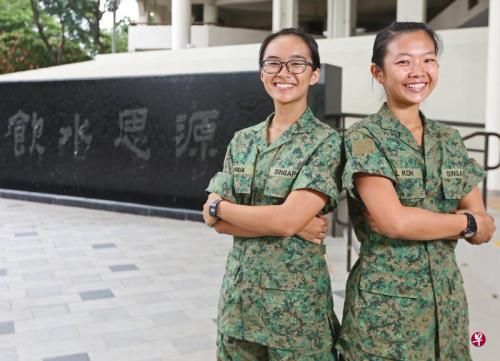 潘珏伃(左)和许铭莅都是毕业于华侨中学(高中部)的武装部队奖学金得主。(图：新加坡《联合早报》/梁伟康 摄)