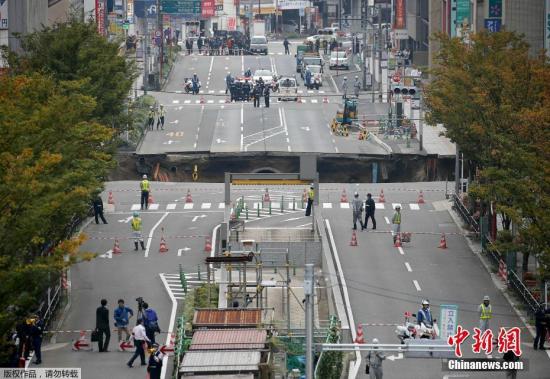 当地时间2016年11月8日，日本福冈，JR博多站附近的十字路口公路忽然塌陷，出现一个大坑，导致交通混乱及停电。