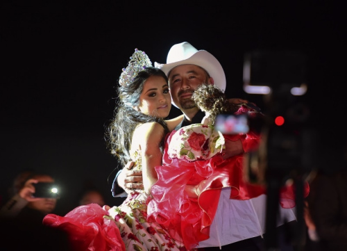 墨西哥少女15岁生日意外获千人祝福成“年度盛会”