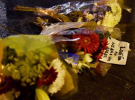 英国民众点亮烛光悼念恐袭遇难者 伦敦市长致辞