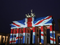 德国勃兰登堡门亮灯悼念伦敦恐袭遇难者