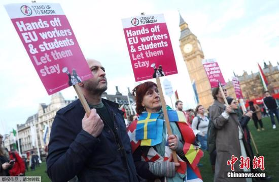 当地时间2017年3月13日，英国伦敦，民众在国会大厦前聚集示威。英国议会上院投票通过“脱欧”法案，这为英国正式启动“脱欧”扫清了法律障碍。英国首相在获得英国女王授权后，即可启动“脱欧”。
