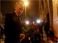 普京赴圣彼得堡爆炸事发地铁站 摆放鲜花致哀