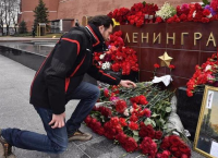 俄罗斯民众悼念圣彼得堡地铁爆炸遇难者