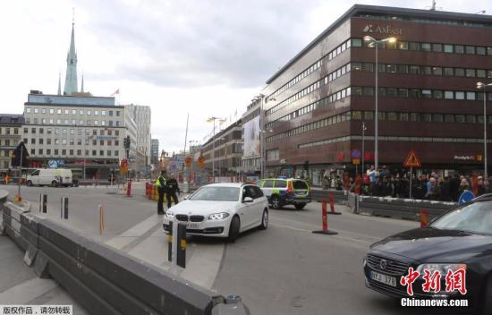 瑞典警方当地时间4月7日称，一辆卡车当天冲入首都斯德哥尔摩市中心人群，造成人员受伤。据称，有3人在这起事件中丧生。