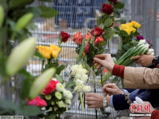 当地时间2017年4月8日，瑞典斯德哥尔摩，当地民众献花悼念卡车冲撞人群事件遇难者。7日下午，一辆卡车冲入人群，导致5人死亡多人受伤。