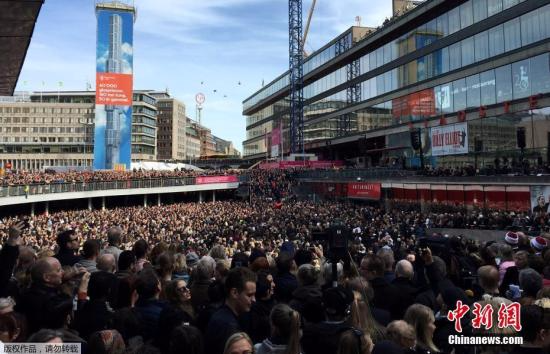 当地时间4月9日，瑞典民众的首都斯德哥尔摩献花悼念卡车冲撞人群事件遇难者。7日下午，一辆卡车冲入人群，导致4人死亡15人受伤。