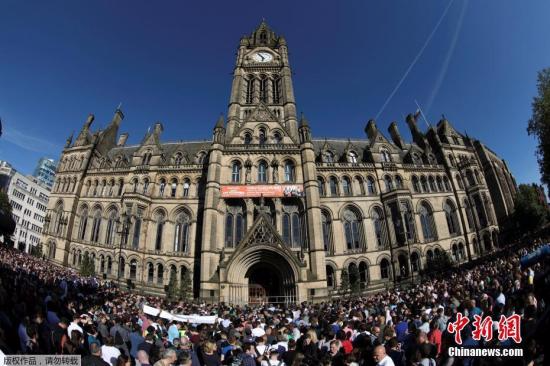 当地时间5月23日下午，数千名民众在曼彻斯特市中心举行集会，谴责前一晚在曼彻斯特体育馆发生的恐怖袭击行为。