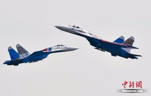 资料图：俄罗斯“勇士”表演队的苏-27进行飞行表演。