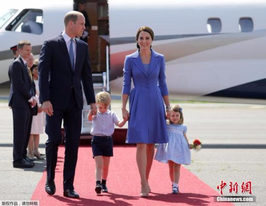 当地时间2017年7月19日，德国柏林，英国威廉王子(Prince William)携凯特王妃(Kate Middleton)以及他们的孩子乔治小王子、夏洛特小公主抵达德国进行访问。乔治小王子牵着爸爸的手，看起来睡意朦胧，不停揉眼；夏洛特小公主则是把一张小脸埋进手里的花束，猛闻花香，可爱的模样萌化人心。