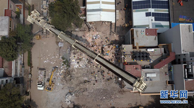 9月25日的航拍照片显示，救援人员在墨西哥首都墨西哥城的一处地震废墟中搜寻。