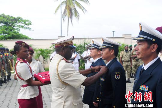 当地时间10月6日，加蓬军医总局局长让？雷蒙？恩曾泽中将代表国防部长为中国海军和平方舟医院船医生代表授勋。　刘洋 摄