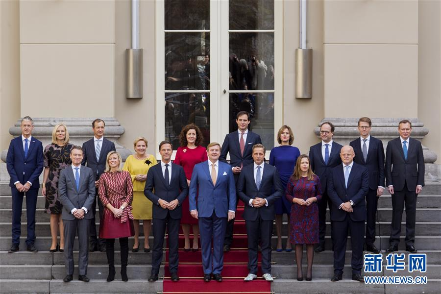 10月26日，在荷兰海牙，荷兰首相吕特（前排左三）、荷兰国王威廉－亚历山大（前排中）与新一届内阁成员合影。　　
