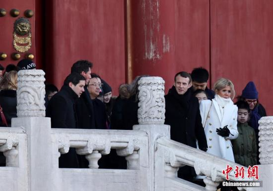 1月9日上午，在中国进行国事访问的法国总统马克龙偕夫人布丽吉特一同在北京参观故宫。 <a target='_blank' href='http://www.chinanews.com/'></table>中新社</a>记者 卞正锋 摄