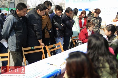 港媒:内地外企白领忧年终奖泡汤 80后跳槽者多