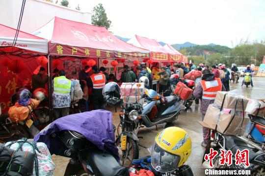 寒风冷雨难阻摩托车大军前往珠三角“淘金”