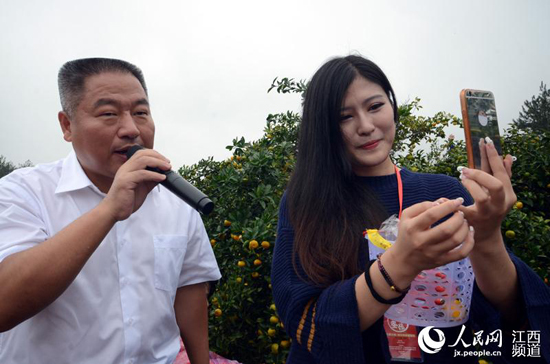 10月24日-25日，南丰县举办了2016首届中国·南丰网络蜜桔节。南丰县委书记吴自胜通过网络直播向数万粉丝推介南丰蜜桔。.jpg