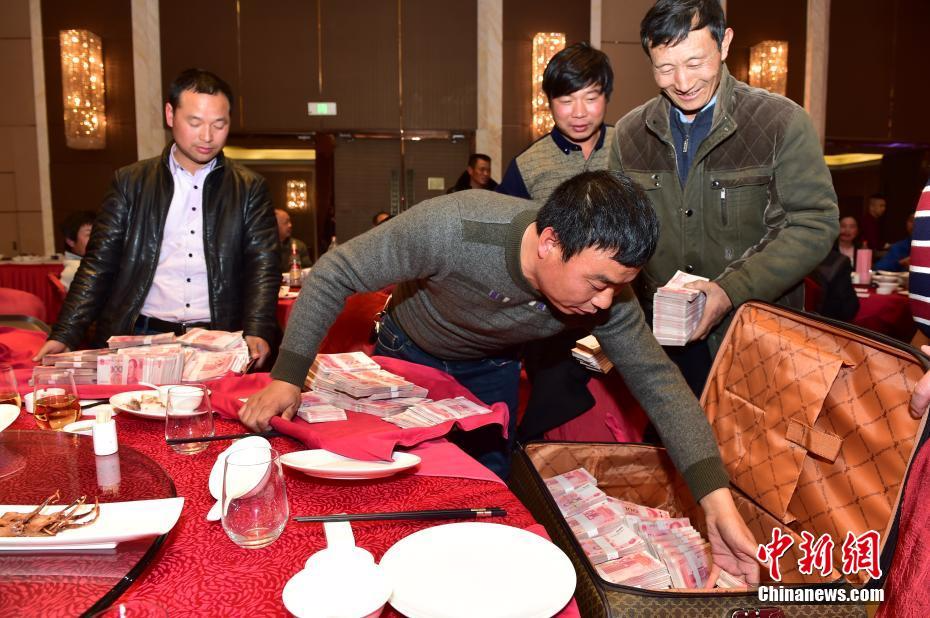 义乌为农民工过年 百万工资奖金用托盘端上桌