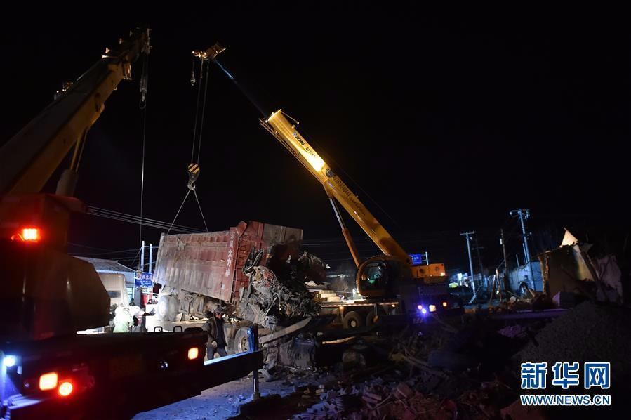 宁夏海原县一大货车冲入民宅已造成5人死亡