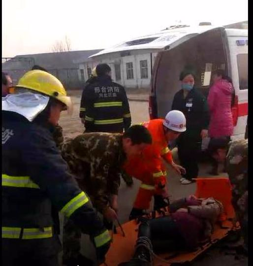 消防官兵将受伤游客送往医院。现场游客拍摄