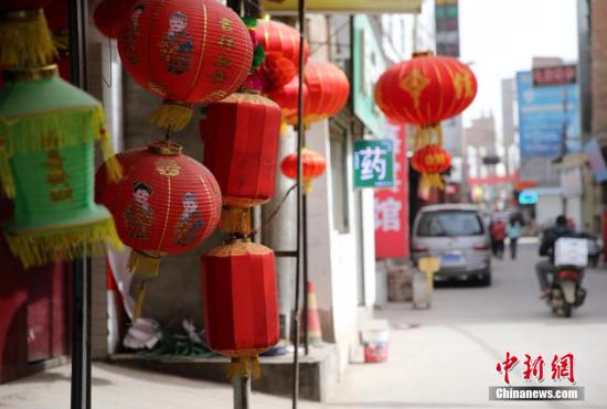 资料图 村中已不复往年制作灯笼的热闹场景。 张远 摄