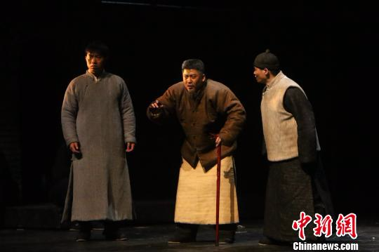 图为陕西人艺版话剧《白鹿原》演出现场。　张一辰 摄