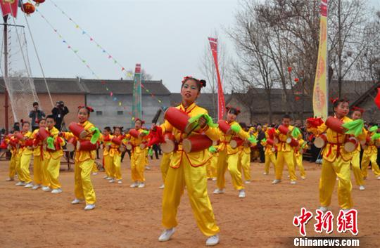 24日当天，登山踏春、连翘花海、民俗表演、滑翔体验、品尝美食等田园风光吸引了数万名游客前往观赏体验。　刘小红　摄