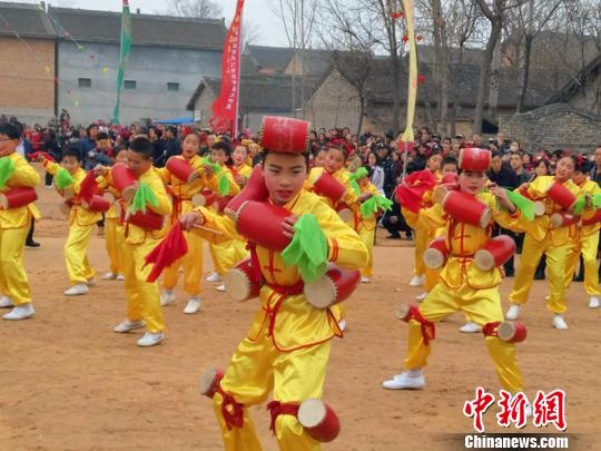 在24日的开幕式上，国家级非物质文化遗产翼城花鼓、翼城琴书等特色节目轮番上演。　刘小红　摄