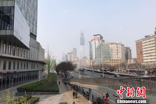 图为北京双井附近的写字楼和居民住宅楼。 <a target='_blank' href='http://www.chinanews.com/' ></table>中新网</a> 程春雨 摄