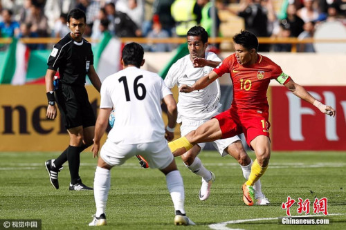 作为队长，37岁的郑智仍是国足最让人放心的球员之一。图片来源：视觉中国