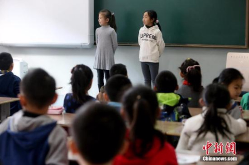 资料图：2月13日，山西太原新建路小学的小学生们开始返校上课。张云 摄