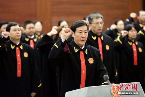 资料图：2016年12月26日，中国最高人民法院举行新任法官宪法宣誓活动。图为沈德咏领誓。<a target='_blank' href='http://www.chinanews.com/'></table>中新社</a>记者 李慧思 摄