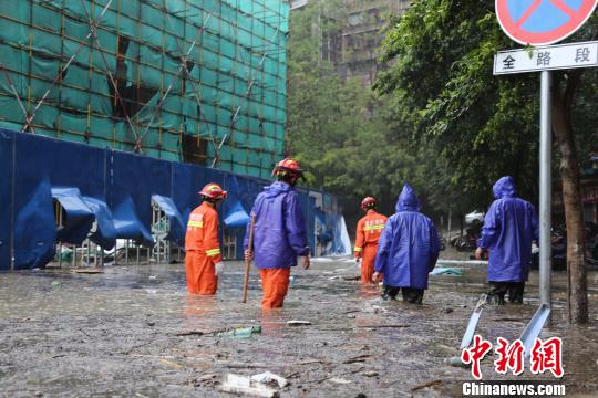 图为县城内涝，消防官兵紧急救援。　赵晨星 摄