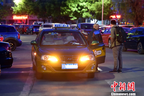 凌晨正在工作的出租车司机。<span target='_blank' href='http://www.chinanews.com/' ></div>中新网</span>记者 金硕 摄