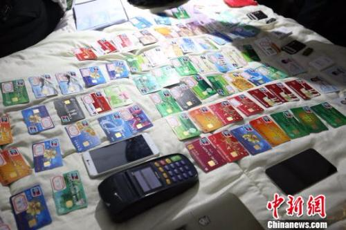 资料图：广东警方缴获电信诈骗部分物品。黄海樱 摄
