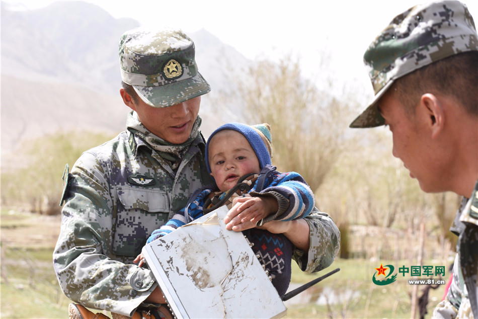 高清:新疆塔什库尔干县地震 边防官兵紧急救援【4】