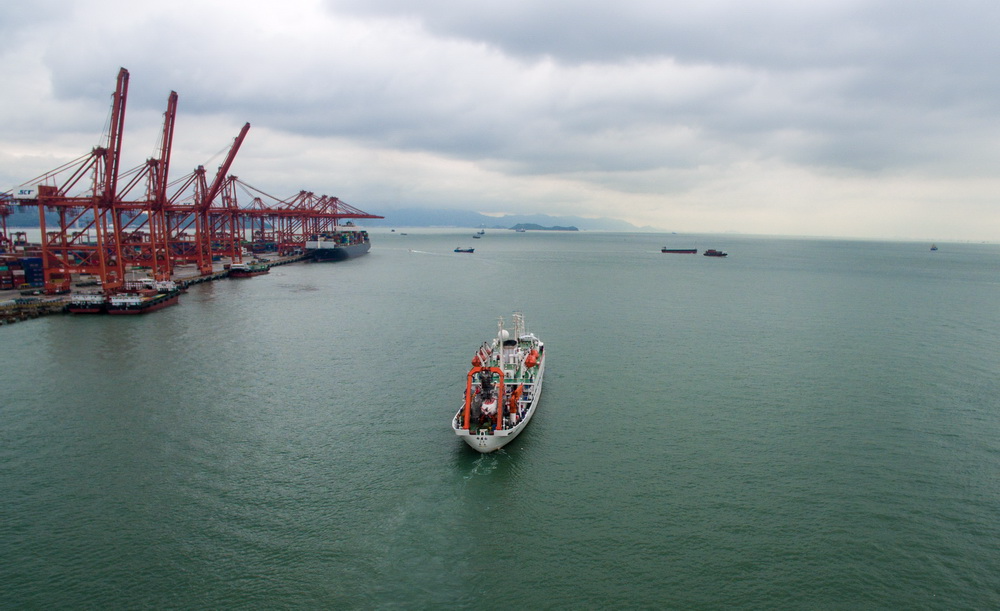 5月16日，搭载“蛟龙”号的“向阳红09”船离开深圳赤湾港码头。