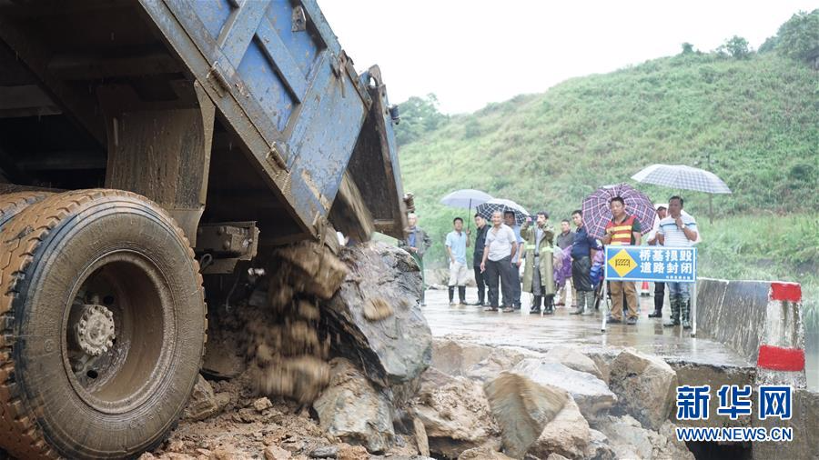 （社会）（2）江西浮梁：抢修水毁公路桥梁