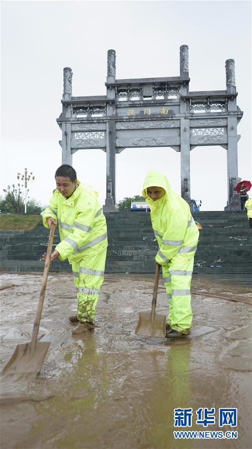 （社会）（4）江西浮梁：抢修水毁公路桥梁