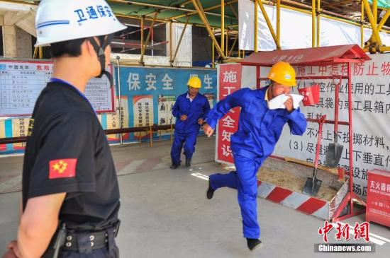 资料图：昆明一地产项目处举办场应对突发性建设工程领域安全生产及消防应急演练。<span target='_blank' href='http://www.chinanews.com/'></div>中新社</span>发 任东 摄