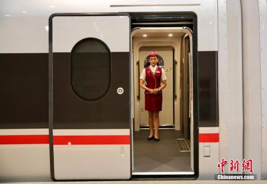 6月26日，在北京南站等待首发的“复兴号”高铁动车组乘务员迎接乘客到来。<span target='_blank' href='http://www.chinanews.com/' ></div>中新网</span>记者 翟璐 摄