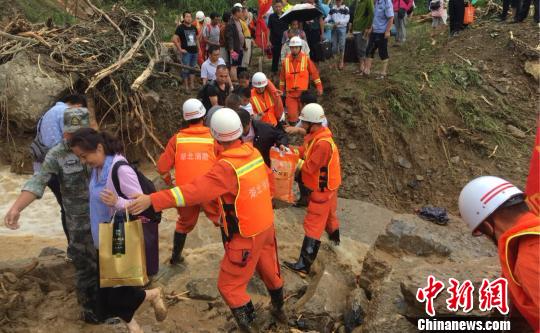 湖北五峰暴雨致40名游客被困消防紧急救援（图）