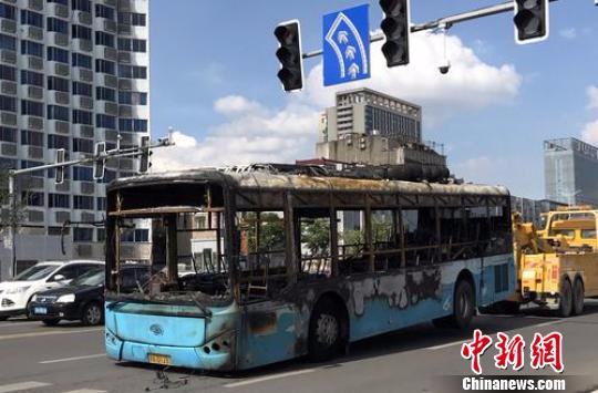江西南昌公交车起火事件疏散乘客女司机获重奖10万