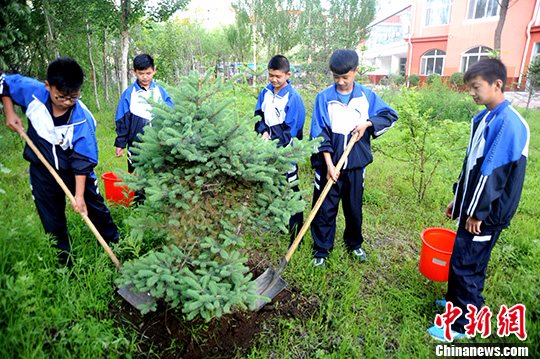 6月17日，黑河市爱辉区幸福乡中学开展了以“爱树节水”为主题的植树活动。<a target='_blank' href='http://www.chinanews.com/'></table>中新社</a>发 邱齐龙 摄