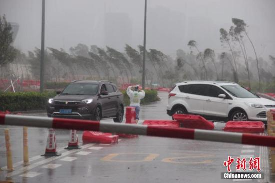 今年第14号台风“帕卡”于8月27日9时许在广东省台山市东南部沿海登陆。受“帕卡”影响，广东当天有多条高速双向入口封闭，其中，位于登陆点附近的新（会）台（山）高速已经启动全线封闭。文/蔡敏婕 图/欧阳征朝