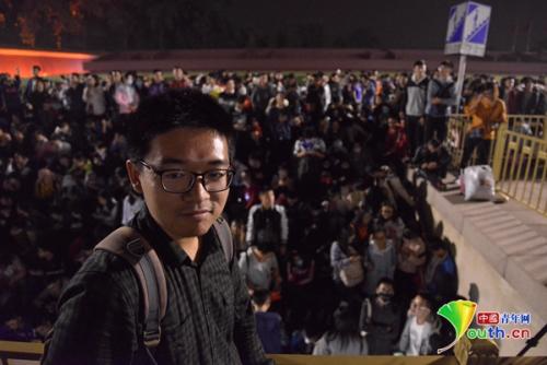 几位来自人民大学的大一新生在入口处排队，图为人民大学的付同学接受记者采访。 中国青年网记者 李永鹏 摄