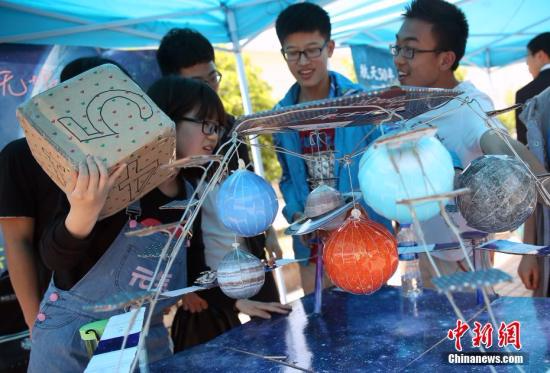 4月24日是中国航天日，南京航空航天大学的学生在校园内开展航天嘉年华活动，现场展出了该校自主研制的微小卫星和学生们用废纸箱制作的航天器模型，同时开展太阳观测、航天器拼图、航天主题趣味游戏等互动活动，吸引了众多学生前来参与，感受航天科技带来的惊喜。<a target='_blank' href='http://www.chinanews.com/'></table>中新社</a>记者 泱波 摄