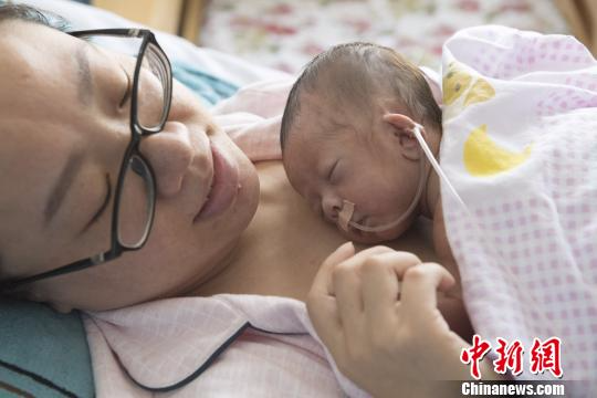 11月17日是世界早产儿日，在太原的山西省儿童医院，一位妈妈正在照顾自己的宝宝。　韦亮 摄