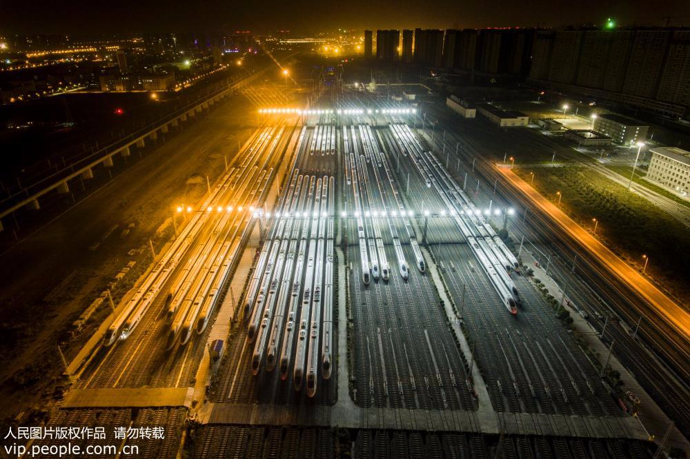 11月22日，西安动车段存车场，西成高铁动车组整装待发。